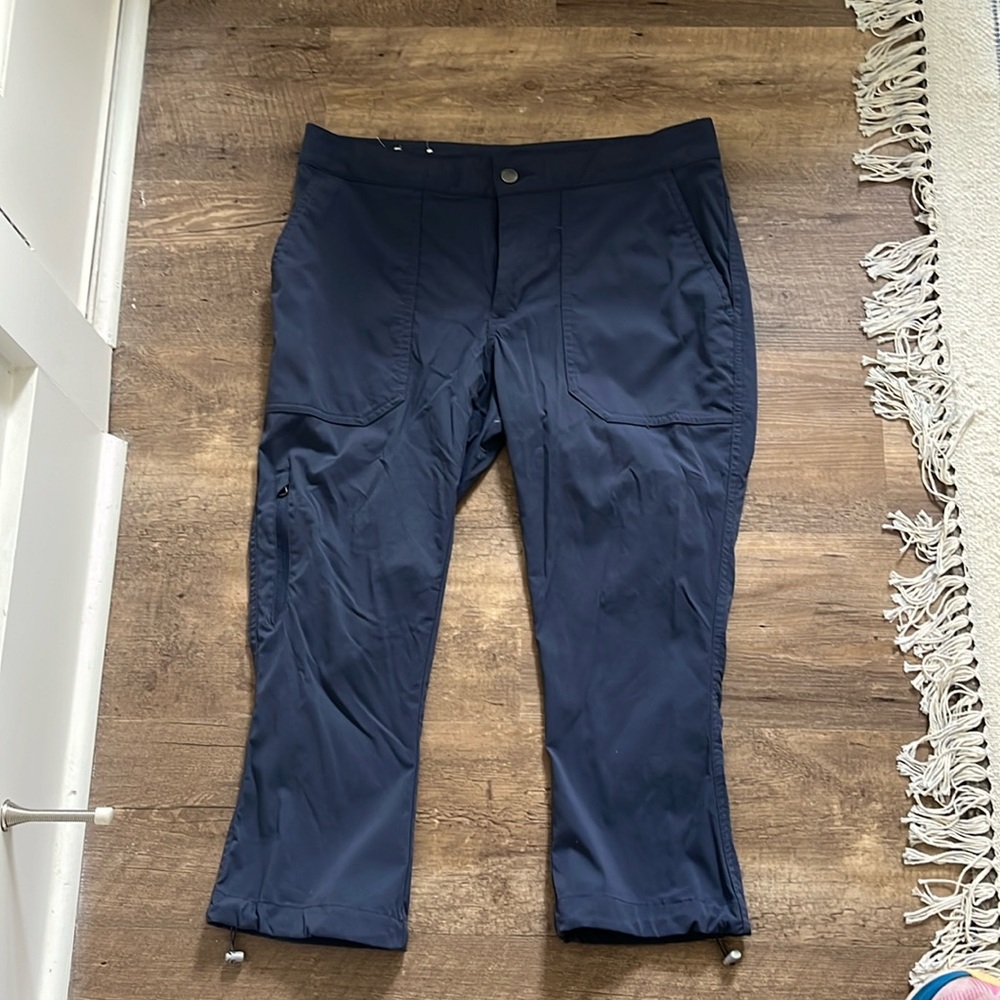Columbia wind pants. Five pockets.  Button close with draw string. .  Never worn